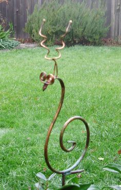 Copper snail garden sculpture by artist Catherine Murphy of Haw Creek Forge Size: Small Snail 9" Tall by 5" on 25" Display Rod $40.Large Snail 18" Tall by 8.5" on a 25" Display Rod $66. Haw Creek Forge is a small business with a big reputation for quality, originality and service. In our riverside studio in the mountains of North Carolina, a small group of talented artisans carefully craft each piece of our unique and whimsical garden art, continuing the tradition of handcrafted in America. We t Copper Garden, Whimsical Garden Art, Lawn Art, Metal Yard Art, Copper Art, Metal Garden Art, Junk Art, Metal Art Sculpture, Whimsical Garden