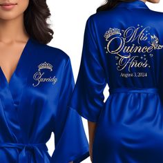 Step into your Quinceañera celebration in style with our Personalized Satin Quinceañera Robe. Crafted for your special day, this personalized Quinceañera robe exudes luxury and elegance. Ideal for getting ready moments and capturing unforgettable photos, it features beautiful glitter and regular text color options to match your Quinceañera party. Perfect for your Quince birthday, our personalized robe is a symbol of sophistication and grace as you embark on this milestone journey. Make your Mis Royal Blue Robe, Royal Blue And Silver Quince Theme, Quinceanera Royal Blue Theme, Royal Blue Quinceanera Theme Ideas, Quince Royal Blue, Dark Blue Quince, Quince Robe, Gold Dama Dresses, Navy Blue Quinceanera Ideas