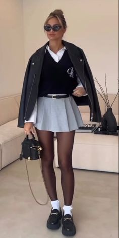 Long Leather Skirt Outfit, University Jacket, Fall Outfit Inspiration, Leather Skirt Outfit, Winter Skirt Outfit, Rock Outfit, Estilo Preppy, Stylish Work Outfits