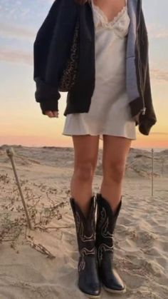 Mode Coachella, Mode Country, Western Boots Outfit, Mode Ulzzang, Winter Boots Outfits, Moda Hippie, Cowgirl Aesthetic, Country Concert Outfit, 가을 패션