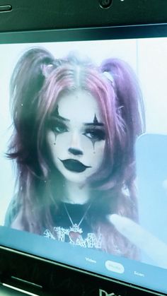 Clown makeup Easy Emo Halloween Costumes, Hairstyles For Clown Costume, Scary Women Clown Makeup, Face Paint For Adults Halloween, Make Up Ideas Crazy, Clown Makeup Eyeshadow, Diy Clown Halloween Costumes, Easy Make Up Ideas For Halloween, Clown Costume Hair