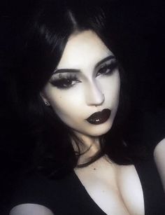 Emo Wedding Makeup, 80s Grunge Makeup, 90s Punk Makeup, Tradgoth 80s, 80s Goth Makeup, Casual Goth Makeup, 90s Goth Aesthetic, 90s Goth Makeup, 80s Goth Fashion