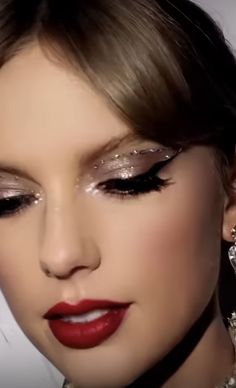 Taylor Inspired Makeup, Taylor Swift Makeup Bejeweled, Taylor Swift Gem Makeup, T Swift Makeup, Sparkly Cat Eye Makeup, Gold Silver Eye Makeup, Reputation Hairstyle Concert, Taylor Swift Midnight Eye Makeup, Makeup With Sequins