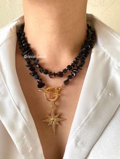 Black Gemstone Necklace, North Star Pendant, Outfit Elegant, The North Star, Winter Jewelry, Toggle Necklace, Symbolic Jewelry, Onyx Necklace