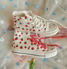 Clothes Teen, Cute Converse Shoes, Outfits Anime, Converse Aesthetic, Cute Converse, Best Aesthetic, Cartoon Kawaii, Preppy Shoes