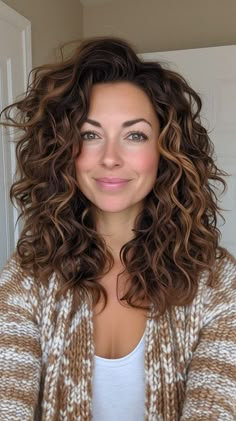 Curly Hair Inspiration Color, Med Length Curly Hairstyles, Curly Mid Length Hair, Fine Curly Hair Cuts, Rambut Brunette, Medium Length Curly Hair