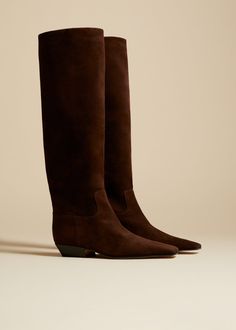 The Marfa Knee-High Boot in Coffee Suede– KHAITE Suede Boots Outfit, Knee High Boots Flat, Dr Shoes, Shoes Prada, Pre Fall Collection, Suede Boots Knee High, Elegant Fall, Fame Dr, Fit Details