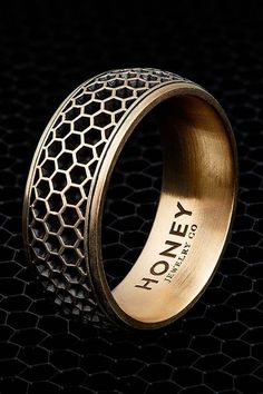 21 Unique Men's Wedding Bands with Timeless Style Honeycomb Wedding, Cool Rings For Men, Mens Wedding Bands Unique, Titanium Rings For Men, Inexpensive Jewelry, Mens Rings Fashion, Pattern Ring, Platinum Jewelry, Infinity Ring