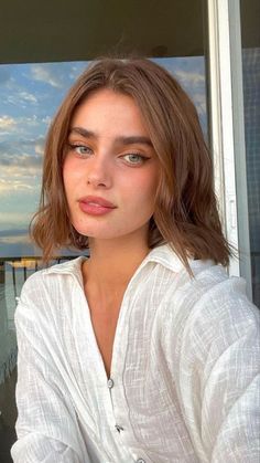 Short Haircut Framing Face, Taylor Hill No Makeup, Selene Kmlylm, Blue Eyes With Brown Hair, Taylor Hill Short Hair, Taylor Hill Aesthetic, Taylor Hills, Taylor Hill Makeup, Taylor Hill Outfits