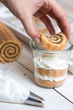 Pour ma part, l’inspiration me vient parfois en voyant les ingrédients qu’il me reste en cuisine. En l’occurrence, j’avais un pot de crème de marrons entamé qui ne demandait qu&rs… Jar Desserts, Mason Jar Desserts, Cake In A Jar, Dessert In A Jar, Oreo Dessert, Dessert Cups, In A Jar, Cinnamon Roll, Mini Desserts