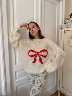 Handmade mohair jumper with a red bow on the front. Cream colour with redbow. Oversized, short fit. Warm and perfect for fall and winter.  made from mohair blend with wool and acrylic (so it wouldn't be too itchy)    Just pre order, it takes around 3-4 weeks to make the jumper, two sizes available 6-12 (XS-L) and 12-16 (L-XXL).  Please message us on instagram or email, if you have any questions: dreamers.rebels.shop@gmail.com   This is a handmade item meaning there was no machine involved in the Mohair Jumpers, Mohair Knit, Building Activities, 자수 디자��인, Pullover Sweater Women, Red Bow, Looks Style