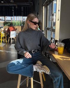 credit: cvseev Get inspired by this cozy and stylish café look! Featuring an oversized grey turtleneck sweater, high-waisted jeans, and trendy sneakers, this outfit is perfect for a relaxed day out. Accessorized with chic sunglasses and bold earrings, it’s a must-have for any fashion-forward woman. Ideal for enjoying a sunny day with a refreshing drink. #CaféStyle #CasualChic #FashionInspo #CozyOutfit #OOTD Traje Cowgirl, Country Concert Outfits, Look Adidas, Estilo Indie, Downtown Outfits, Skandinavian Fashion, Nashville Outfits, Uni Outfits, Cold Outfits