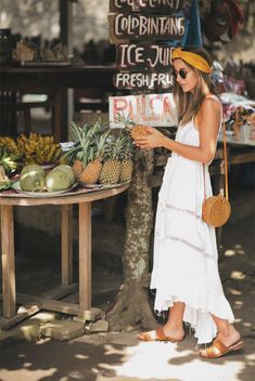 How to Wear a Straw Tote Bag This Summer - 45 Amazing Outfits Isabelle Marant, Strand Outfit, Shoes Jeans, Mode Hippie, Modern Hippie, Paris Mode, Bali Fashion, Mode Boho, Foto Poses