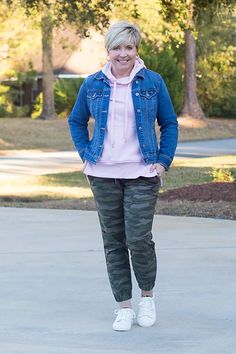 hoodie with jean jacket and camo joggers Hoodie Jean Jacket Outfit, Hoodie And Jean Jacket Outfit, Hoodie And Leggings Outfit, Jean Jacket Outfit, Jean Jacket Hoodie