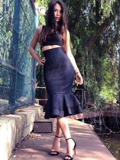 Get a stunning silhouette and look knock-out on nights out with this denim skirt sewing pattern. A fashion sewing piece that hugs your figure like a second skin! Sew your own and you're sure to turn more than a few heads. Made of an elastic denim or elastic medium-weigth cotton blends, the skirt has a pencil shape with 2 rows of ruffles that will highlight your silhouette. You can choose to wear it with sandals and a top for an elegant look or you can opt for a light appearance and match it with Denim Skirt Sewing Pattern, Denim Skirt Sewing, Midi Skirt Sewing Pattern, Mermaid Skirt Pattern, Fashion Library, Mermaid Skirts, Hourglass Outfits, Waterfall Skirt, Pencil Skirt Pattern