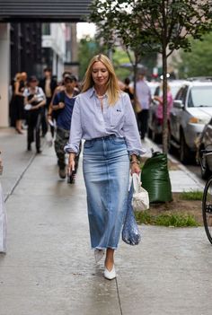 Botas Cowboy, Stylish Outfits Casual, Jean Skirt Outfits, Denim Skirt Outfits, Denim Day, White Heels, Stripe Shirt, Jeans Rock, Mode Fashion