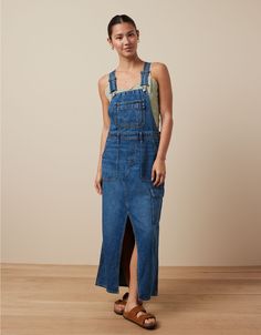 AE Denim Maxi Overall Dress Jean Overall Dress Outfit, Overall Dress Outfit Summer, Denim Overall Dress Outfit, Winter Overalls Outfit, Overall Skirt Outfit, Jean Overall Outfits, Overall Dress Outfit, Jean Overall Dress, Overall Outfit