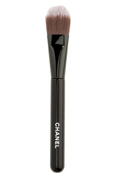 What it is: A flat foundation brush.What it does: It flawlessly blends and applies both fluid and cream formulas. Chanel Eyeliner, Foundation Blending Brush, Chanel Brushes, Chanel Foundation, Channel Makeup, Chanel Blush, Chanel Cosmetics, Alat Makeup