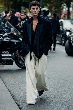 Alexander Roth, Dries Van Noten 2022, Peter Pan Kostüm, Fashion Week Ss23, Mens Fashion Week, Mode Inspo, Fashion Week Street Style