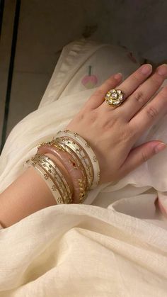 Rajputi Bangles Design, Churiyan Aesthetic, Churiyan Bangles Aesthetic, Chudiya Indian Bangles, Indian Jewellery Aesthetic, Bangle Aesthetic, Desi Bangles, Bridal Bangles Wedding, Bangles Aesthetic