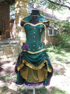 Steampunk Poison Ivy Costume - Burlesque / Circus Corset custom made.  Wow! Poison Ivy 2, Poison Ivy Costume, Steampunk Character, Ivy Costume, Steampunk Party, Poison Ivy Costumes, Corset And Skirt, Loki Cosplay, Steampunk Stuff