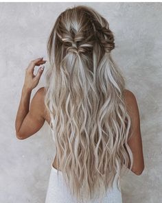 Boho Hair Down Wedding, Boho Medium Hairstyles, Twisted Hair Updo, Fun Hairdos For Long Hair, Hair Styles For Black Dresses, Cute Braided Hairstyles Half Up, Boho Bridesmaids Hairstyles, Boho Down Hairstyles, Halo Extension Hairstyles