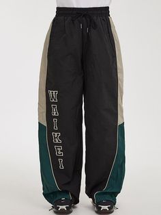 It is a relaxed fit racer pant in the brand’s unique color mood. The pant has logo embroidery for trendy design. The pant has piping along the seam and colorblock point that add casual vibe. The pant silhouette is adjustable using drawcords on the hem.- Unisex item- Elastic waist- Side pockets- Back pockets