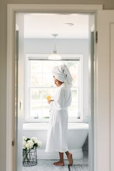 Bathroom Skincare, Mens Bathrobe, French Beauty Secrets, Skin Care Routine For 20s, French Skincare, Overnight Beauty, Hello Fashion, French Beauty, Bathroom Towel