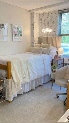 A college influencer reflects on her evolving style. Dorm Room Ideas Elegant, Cute Dorm Rooms Minimalist, Neutral Color Dorm Room Ideas, Southern Dorm Room Ideas, Villanova Dorm, Clean Girl Dorm Room, Collage Dorm Ideas, Clean Dorm Aesthetic, College Dorm Room Ideas Cozy