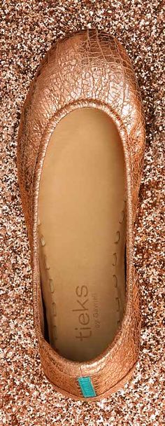 Rose Gold Glam Tieks. Discover the most comfortable flats in the world. #tieks Chic Chic, Gold Glam, The Ballet, Amazing Outfits, Comfortable Flats, Marchesa, Shoe Obsession, Ballet Flat