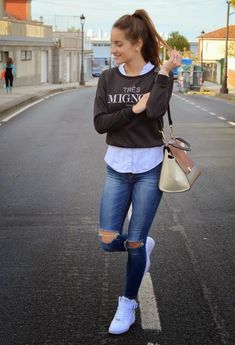 Llamativas zapatillas de moda | Zapatillas de mujer Walking Down The Street, Outfit Mujer, Outfit Trends, Looks Chic, Beauty And Fashion, Look Chic, Estilo Casual