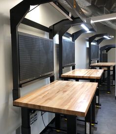 an empty room with several tables and benches in it, all lined up against the wall