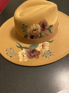 Creative Hats, Art Hats, Customized Clothes, Cowboy Hat Design, Painted Clothes Diy, Folk Art Flowers, Felt Cowboy Hats