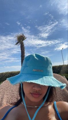 Stay Cool & Stylish with Our Trendy Bucket Hats - Perfect for Any Adventure! Jacquemus Bucket Hat Aesthetic, Jacquemus Hat Aesthetic, Jacquemus Bucket Hat Outfit, Blue Bucket Hat Outfit, Jacquemus Hat Outfit, Bucket Hat Outfit Aesthetic, How To Style Bucket Hats, Bucket Hat Summer Outfit, Hat Jacquemus