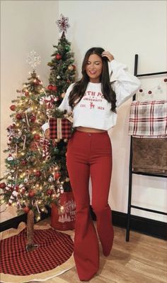 Cute Western Christmas Outfits, Christmas Photoshoot Outfits Women, Dollywood Christmas Outfit, Rustic Christmas Outfits, Country Holiday Outfit, Christmas Pictures Outfits For Women, Xmas Photoshoot Outfits, Jeans Christmas Party Outfit, Warm Christmas Outfits Women