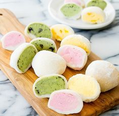 Peach Mochi (Daifuku with peach jam filling) | Asian dessert recipes Desserts Japonais, Japanese Rice Cake, Pasta Alla Carbonara, Dessert Chef