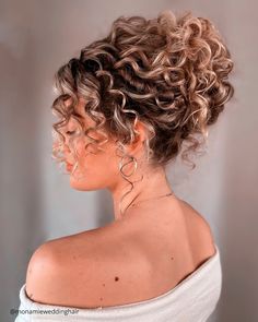 Wedding Hairstyles For Curly Hair ❤ Girls with curly hair often have some difficulty with hairstyles. We're here to help! Check out amazing curly wedding hairstyles ideas! #wedding #bride #weddingforward #weddinghairstyles