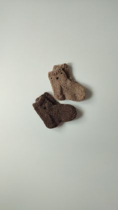 This is a 100% handmade knitted baby socks with baby bear face. Made of high-quality alpaca wool. Socks are extremely warm, pleasant to the touch, soft and gentle. Composition: 100% alpaca Size: 9 cm Care: hand wash up to 30oC, do not wring. Form the washed knitwear and dry it straight Season: Autumn/Winter/Spring/Summer Knitted Baby Socks, Baby Socks Knit, Bear Socks, Knitting Baby, Bear Face, Knitted Baby, Baby Outfit, Wool Socks, Baby Socks