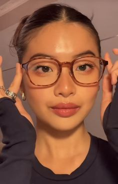 Round Face Glasses Frames Woman, Cute Outfit With Glasses, Cute Glasses For Oval Face, Aesthetic Glasses Frames For Round Face, Cool Girl Glasses Frames, Aesthetic Eye Glasses Frames, Glasses Frames For Round Faces Woman, Frames For Round Faces Woman