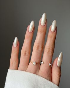 As 10 cores de esmalte que serão tendência em 2024 Wedding Nails For Black Bride, Spring Wedding Nails For Guest, Green Wedding Nails For Bride, Wedding Guest Nails Ideas, Grad Dinner, Chrome Manicure, White Chrome Nails, Engagement Nails, Chrome Nail Art