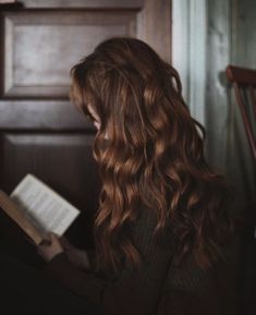 Academia Hairstyle, Era Victoria, ماثيو ماكونهي, Fotografi Vintage, Hogwarts Aesthetic, Foto Poses, Princess Aesthetic, Reading A Book