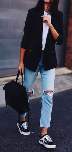 Esta Fórmula De Tenida Infalible Sólo Necesita 3 Piezas | Cut & Paste – Blog de Moda Street Style Jeans, Classy Street Style, Minimalist Street Style, Skirt Diy, Blazer Jeans, Distressed Boyfriend Jeans, Estilo Preppy, Destroyed Jeans