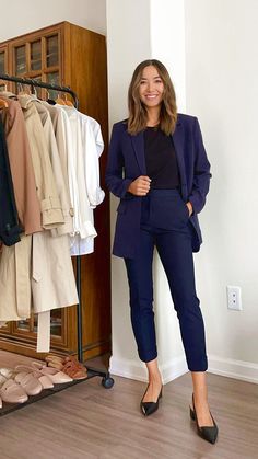 Discover the best lawyer outfits women court. Elevate your courtroom style with professional attire that commands respect and confidence. Dress For Presentation Outfits, Conservative Business Attire Women, Formal Presentation Outfit, Presentation Outfit Business, Business Conference Outfits Women, Business Professional Outfits Plus Size, Consultant Outfit, Presentation Outfits For Women, Business Conference Outfit