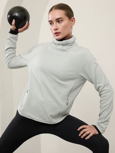 FOR: Layering up to and from your workout FEEL: Arctic Fleece is sleek on the outside and soft and cozy on the inside FAVE: High collar provides extra warmth where you need it Relaxed with room to move Regular length, hits at low hip Body length: Regular 24 1/4", Plus 26 3/4". Now available in plus sizes 1X to 3X. Winter Workout Clothes, Workout Outfits Winter, Funnel Neck Sweatshirt, Bra Dress, Confident Woman, Performance Outfit, Funnel Neck, High Collar, Funnel