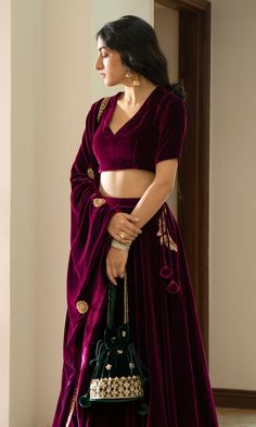 भारतीय दुल्हन संबंधी, Velvet Blouse Design, डिजाइनर कपड़े, Velvet Lehenga, Indian Outfits Lehenga, Wedding Lehenga Designs, Lehenga Designs Simple, Velvet Dress Designs, Indian Dresses Traditional