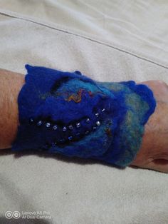 Dieses hübsche Armband ist aus Merinowolle in Blau- und Grüntönen gefertigt und mit Perlen in Blau und Türkis verziert. Es kann eine spektakuläre Ergänzung zu Ihrem Outfit sein! Wool Bracelet, Felt Bracelet, Woman Jewelry, Felt Wool, Womens Bracelets, Wool Felt, Bulgaria, Green Colors, Merino Wool