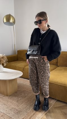 Leopard Print Jumper Outfit, Lepord Print Jean Outfit, Leopard Print Fall Outfit, Wide Leg Leopard Jeans Outfit, How To Style Leopard Print Jeans, Leopard Denim Jacket Outfit, Leapord Jeans Outfits, Leopard Pants Outfit Fall, Leopard Wide Leg Pants Outfit