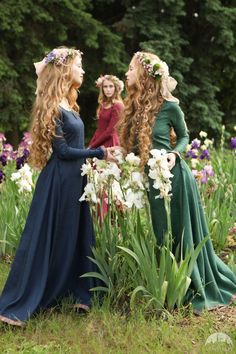 Armstreet Gaun Abad Pertengahan, Medieval Wedding, Secret Dress, Three Women, Flower Girl Hairstyles, Medieval Clothing, Medieval Dress, Bridesmaid Gown, Long Dresses