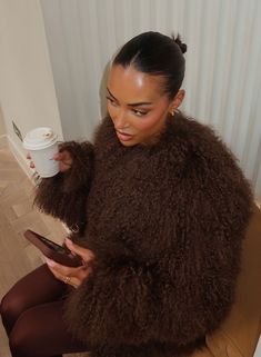 Trendy Instagram Outfits, Mongolian Fur, Chic Coat, Streetwear Aesthetic, Winter Fits, Natural Curls, Winter Fashion Outfits, Autumn Inspiration, Winter Looks