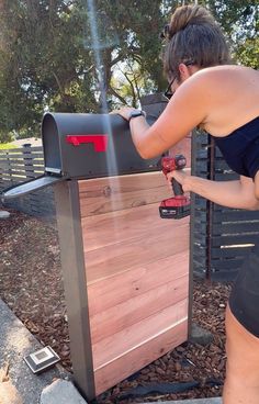 How to Build a Modern Redwood Mailbox: Easy DIY Guide - Diy Modern Mailbox Ideas, Cedar Mailbox Post Ideas, Farmhouse Mailbox Ideas Diy, Mailbox Post Ideas Diy, Diy Mailbox Post, Cedar Mailbox Post, Farmhouse Mailboxes